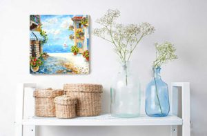 картина маслом с морским пейзажем над туалетным столиком с корзинками и цветами в бутылках