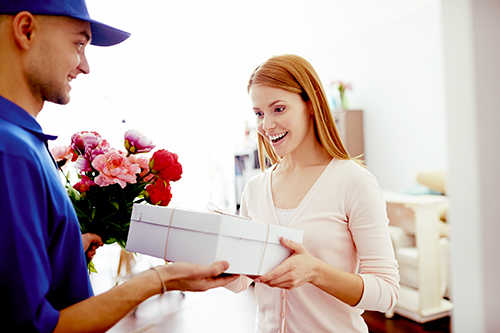 Что подарить девушке на день рождения - идеи в готовых списках. Курьер доставляет девушке цветы и подарок в коробке