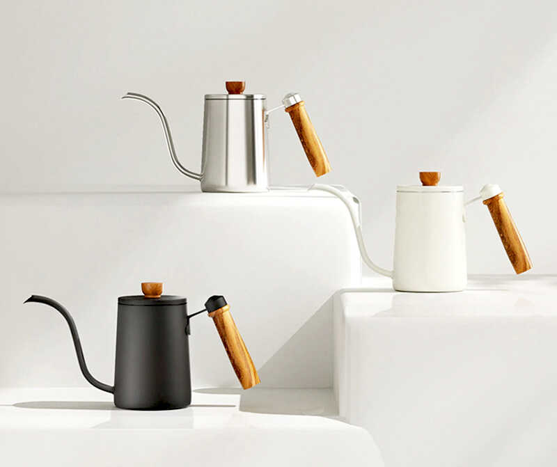 Кофеварки белая, черная и стальная с деревянными ручками длинным носиком