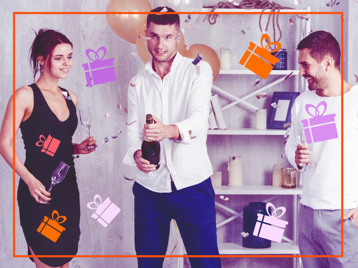 Идеи что подарить на 18 лет - Мужчины и девушка с шампанским празднуют в сиреневой комнате