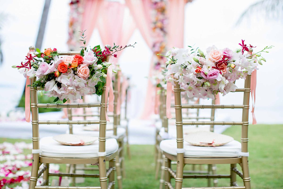 Что подарить на свадьбу молодоженам - стулья с цветами оформленные для сважебной церемонии