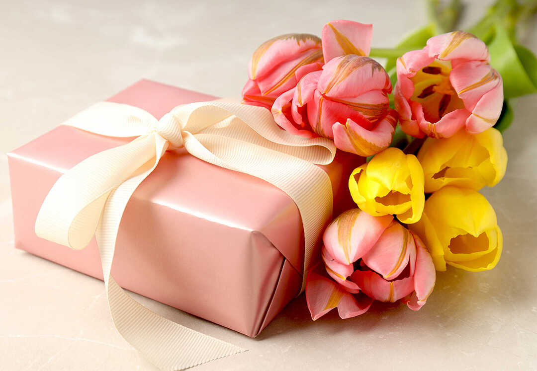 Цветы на 8 марта подарок маме - розовые и желтые тюльпаны