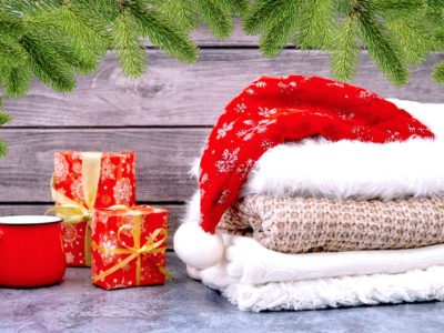Что подарить девушке на Новый Год - новогодние коробки с подарками, колпачок Санты, плед, шарф, елочная гирлянда
